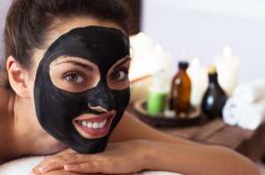 Maschera detox: miele e carbone vegetale