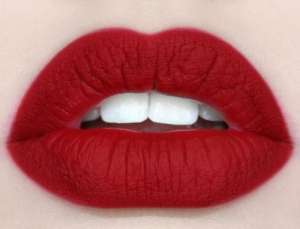 labbra con rossetto rosso