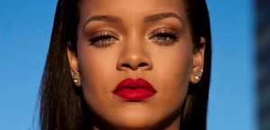 Rihanna rossetto rosso