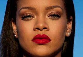 Rihanna con rossetto rosso