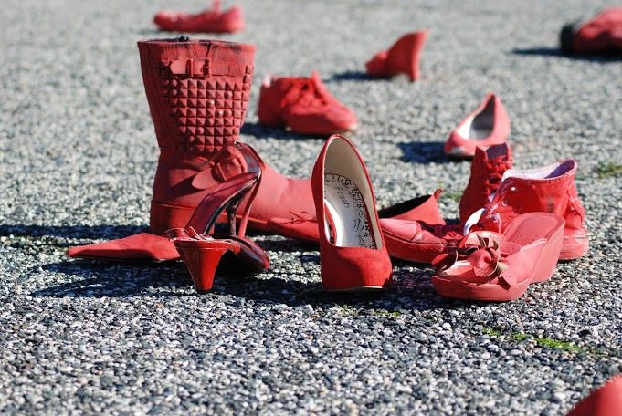 Scarpe rosse simbolo della lotta contro la violenza sulle donne