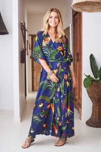 maxi-dress blu con delle stampe tropicali in stile chemisier