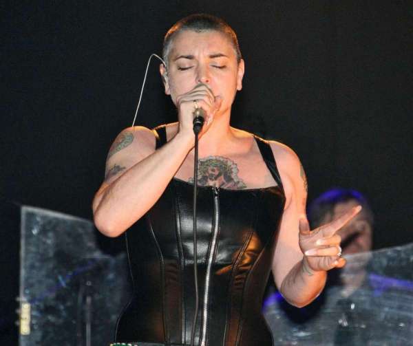 Sinéad O'Connor taglio di capelli