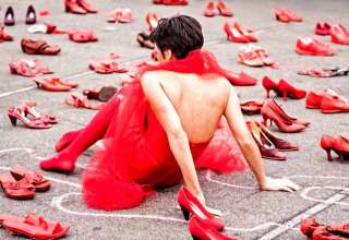 Scarpe rosse: da simbolo di femminilità a segno di violenza