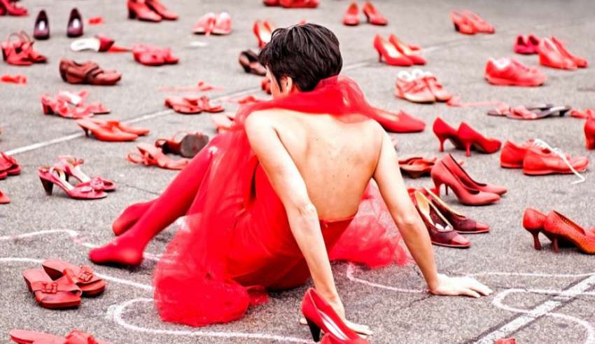 Scarpe rosse: da simbolo di femminilità a segno di violenza