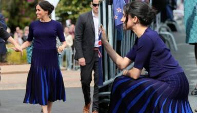 Meghan Markle incinta gonna blu pieghe Givenchy