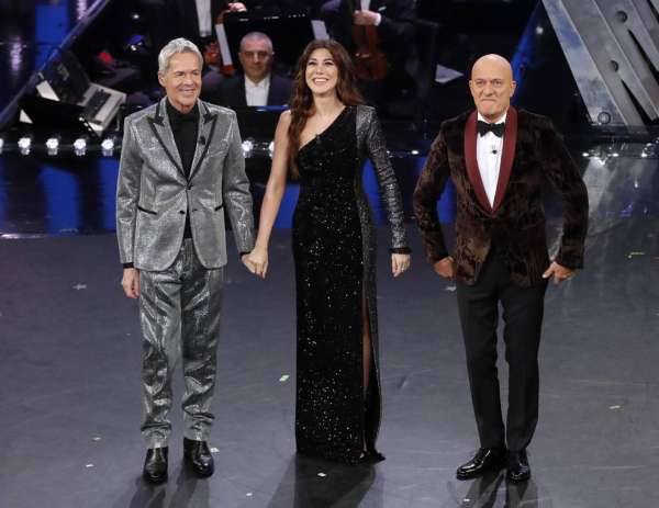 La quarta serata del Festival di Sanremo 2019 porta sul palco dell'Ariston una pioggia di glitter e lustrini