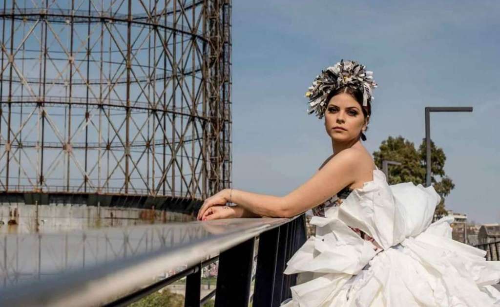 Volumi ampi, corpetti sagomati, giochi di asimmetrie, sovrapposizioni e dettagli preziosi, ecco gli abiti da sposa di Emanuela Alletto!