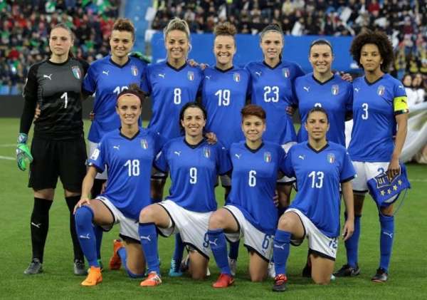 Ma chi sono le ragazze cresciute a pane e Buffon e Del Piero?