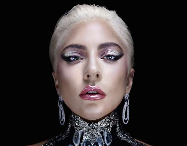 Per Lady Gaga, avere la possibilità di firmare la linea di makeup Haus Laboratories e di ispirarla, è stato un modo per comunicare al mondo femminile