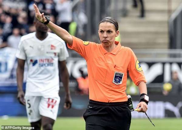 LA GARA DI SUPERCOPPA DIRETTA DA UN ARBITRO DONNA