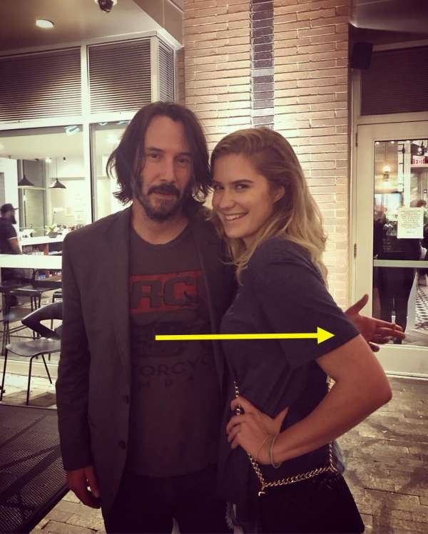 Keanu Reeves posa nelle foto senza mai toccare le donne