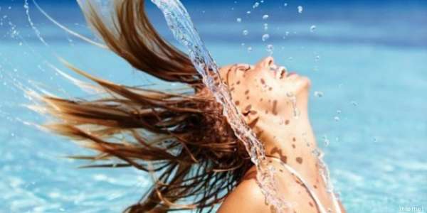 Al mare bisogna proteggere i capelli con emulsioni e prodotti specifici