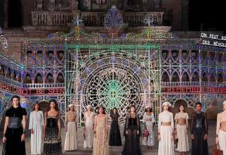 La sfilata Cruise di Dior nel Salento tra luminarie, tradizioni, artigianato