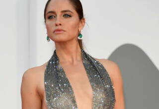 Matilde Gioli in nude look sul red carpet di Venezia