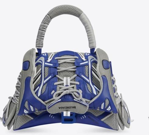 Balenciaga presenta la nuova borsa identica alle sneakers