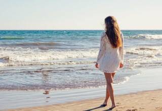 Come proteggere i capelli dal sole, cloro e salsedine