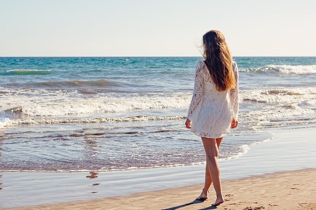 Come proteggere i capelli dal sole, cloro e salsedine