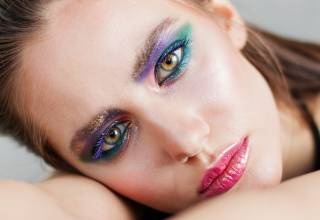 Eyeliner colorato, la tendenza occhi della primavera 2022