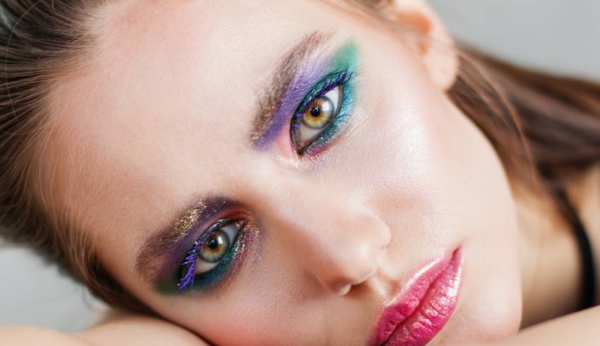 Eyeliner colorato, la tendenza occhi della primavera 2022