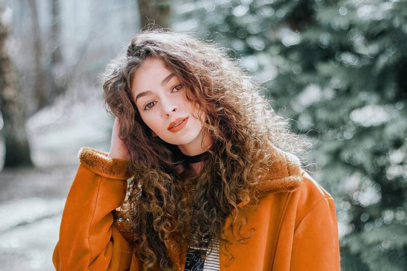 Cura e Styling dei Capelli Ricci: Il Percorso per Valorizzarli