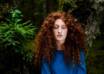 Come curare i capelli ricci: routine completa, styling e trattamenti