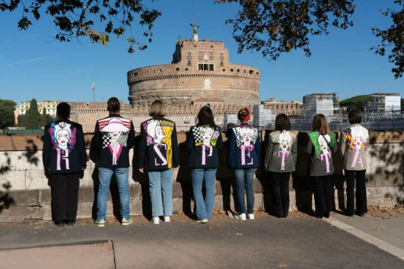 Giacche d'arte per la rinascita femminile: progetto R-I-S-P-E-T-T-A